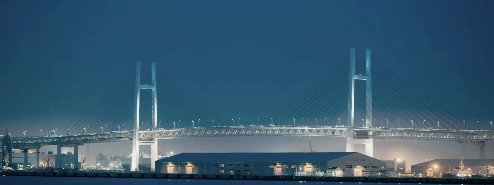 夕暮れの横浜ベイブリッジ