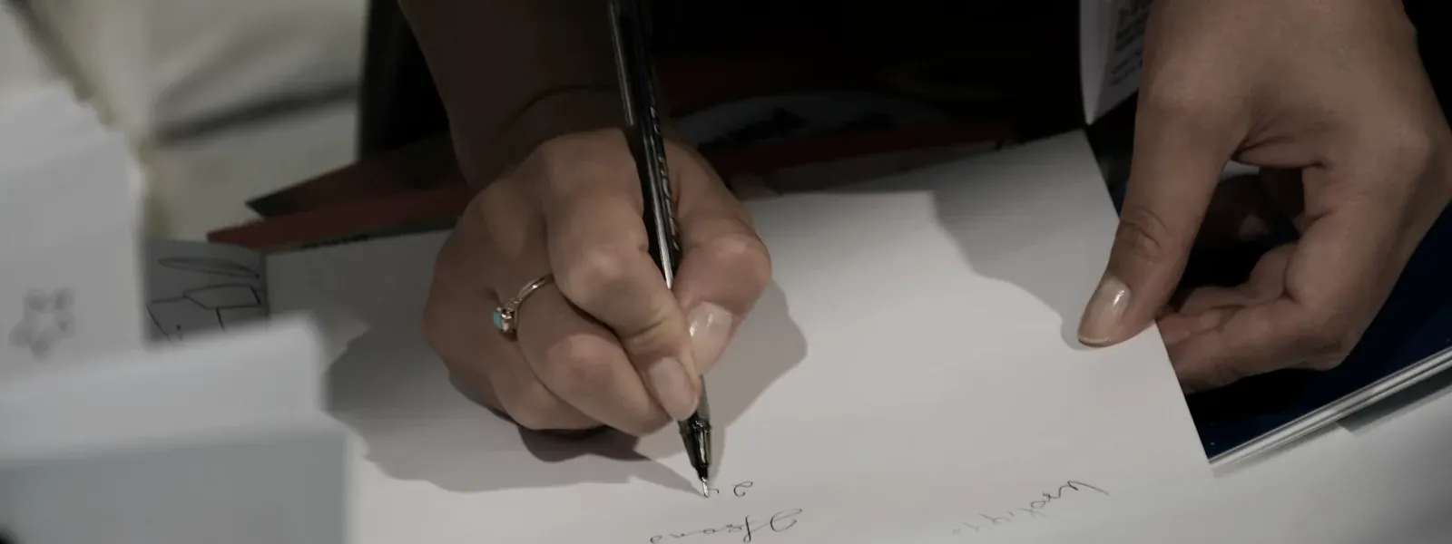 書類に署名する手元