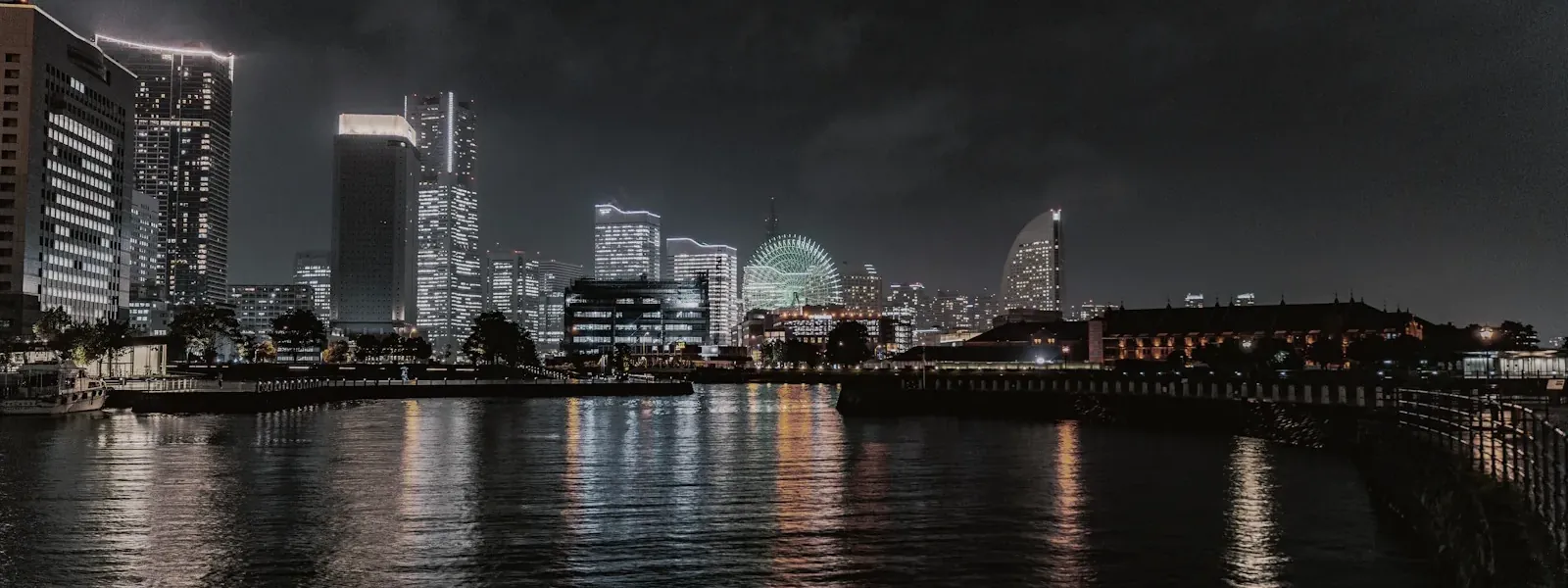 横浜港の夜景と水面に映る灯り